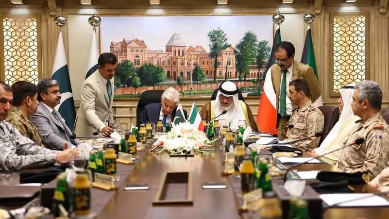 الكويت توقع اتفاقية للدفاع والتعاون العسكري مع باكستان